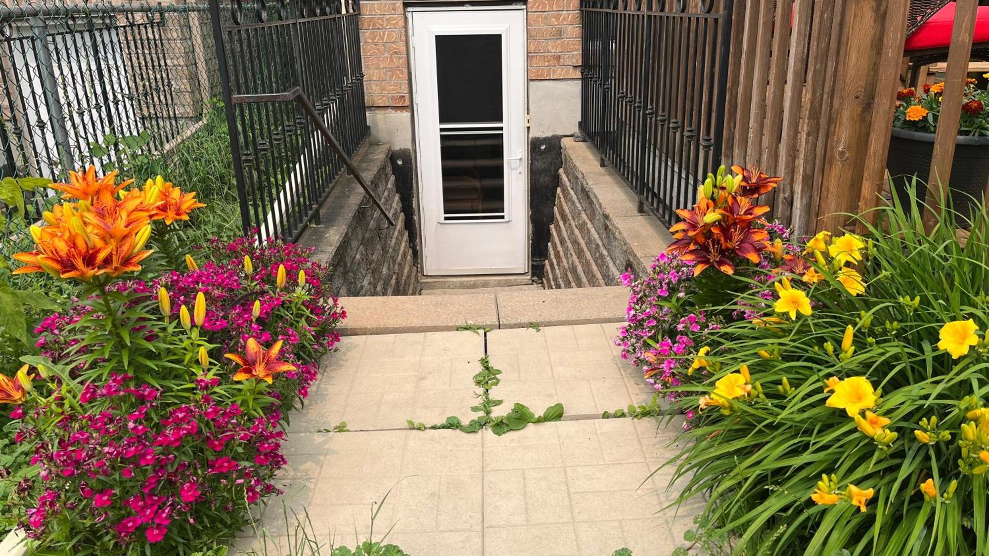 Spacious 2 Bedroom Guest Suite Toronto Exterior photo